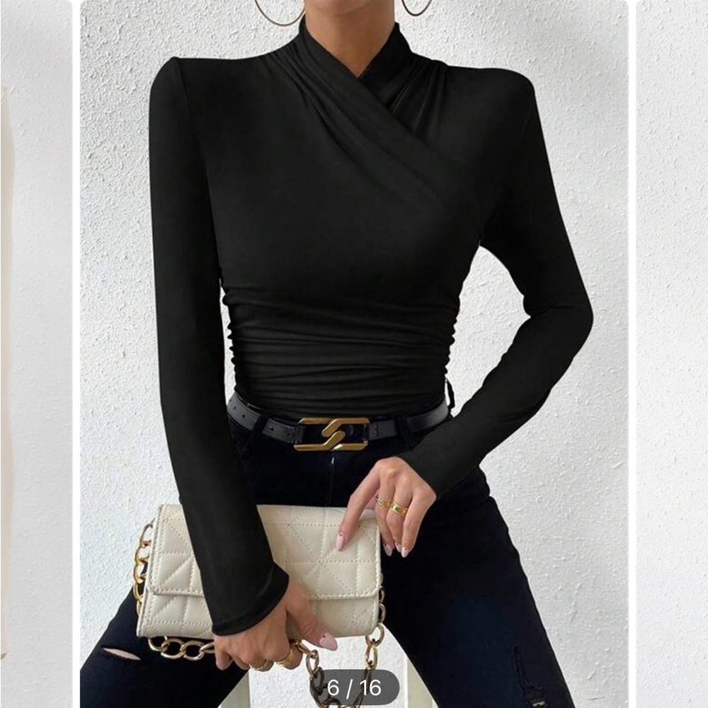 Cross-over collar pleaded cinched T-shirt Black Long Sleeve